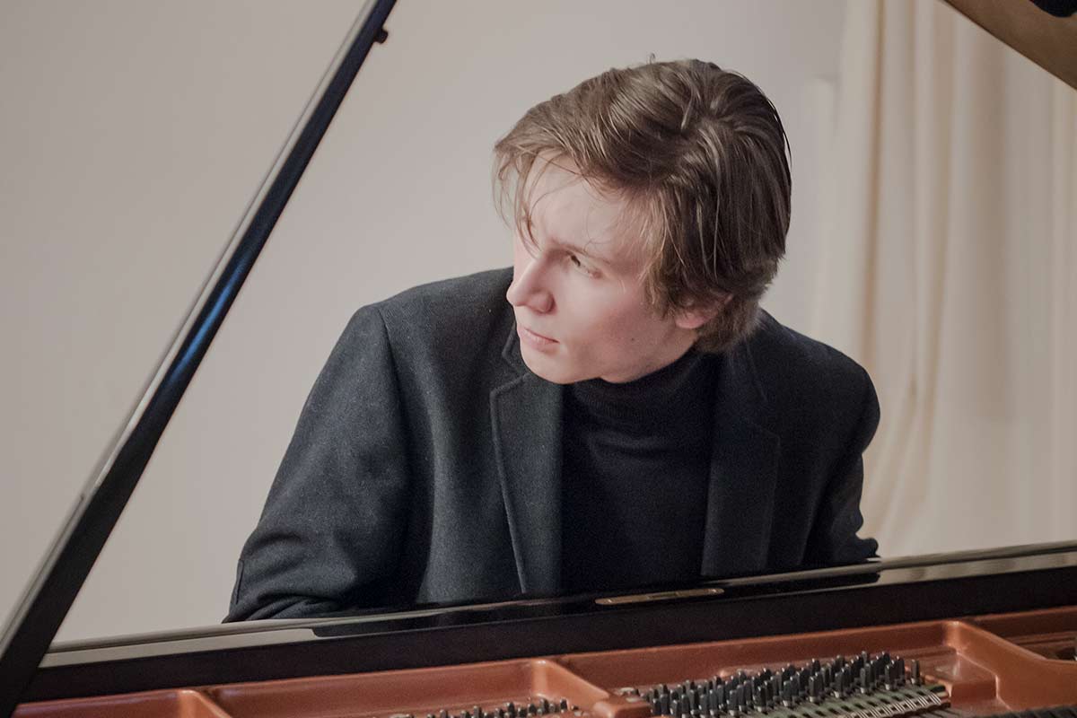 Pianist Amadeus Wiesensee von LMN erhält Jahresstipendium der Carl Bechstein Stiftung.