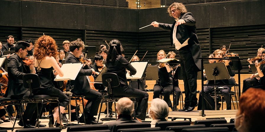Das Symphonieorchester der Hochschule für Musik und Theater München (HSO München) spielt am Montag, den 5. Dezember 2022 um 20:00 Uhr in der Isarphilharmonie im Gasteig HP8.